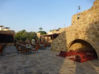 Wie ein Dörfchen gebaut, eine Karawanserei. Hier der Marktplatz mit Bühnenprogramm am Abend.
