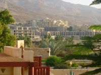 ... und ein Blick auf die Nachbarschaft. Auf die fertigen Zimmer müssen die Gäste noch ein wenig warten. 