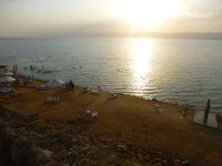 Unser Privatstrand am Toten Meer; mit liebenswürdigen Helfern, die jeden rausziehen, der von der Rückenlage nicht mehr auf die Füße zurückfindet. 