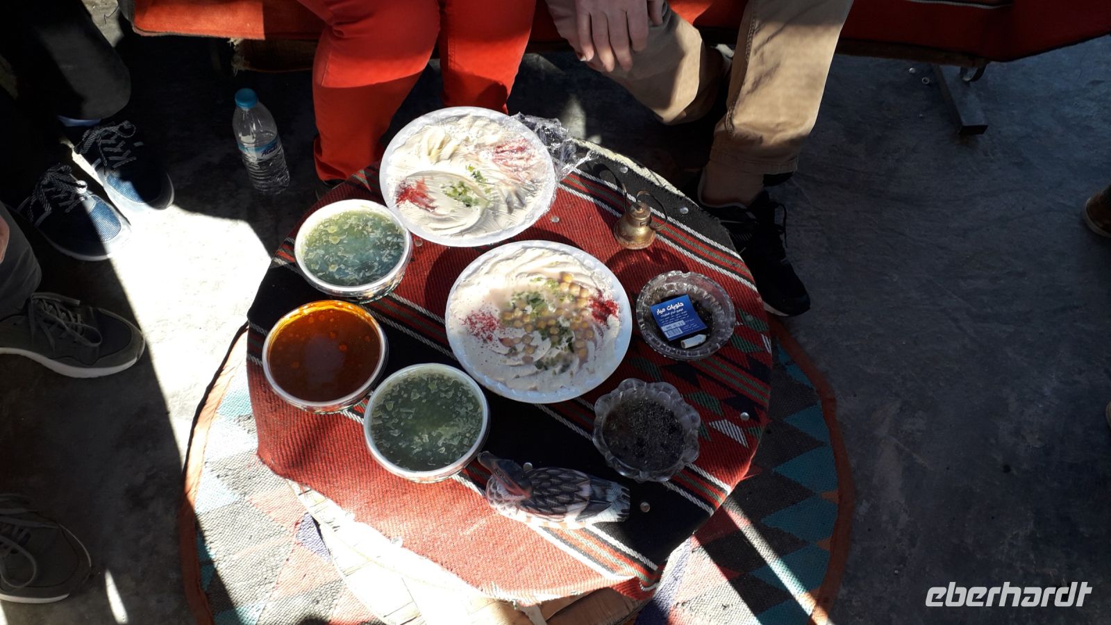 Hummus, Auberginencreme, etwas Salat, dazu verschiedene Saucen und das Fladenbrot