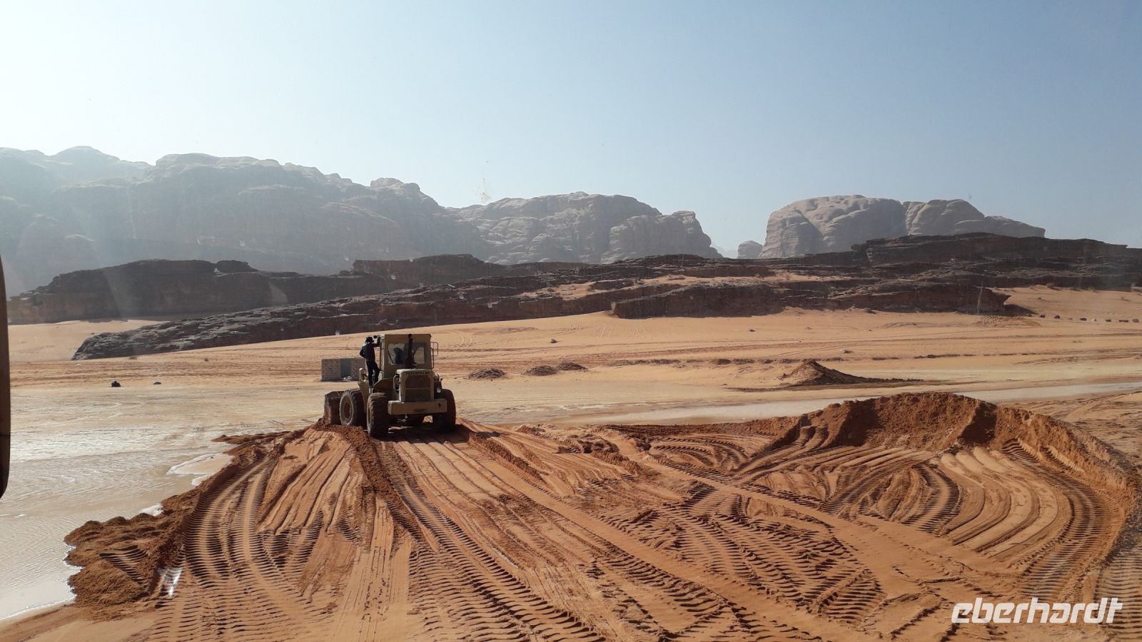 Nur mit Hilfe von einem Bagger können wir weiterfahren