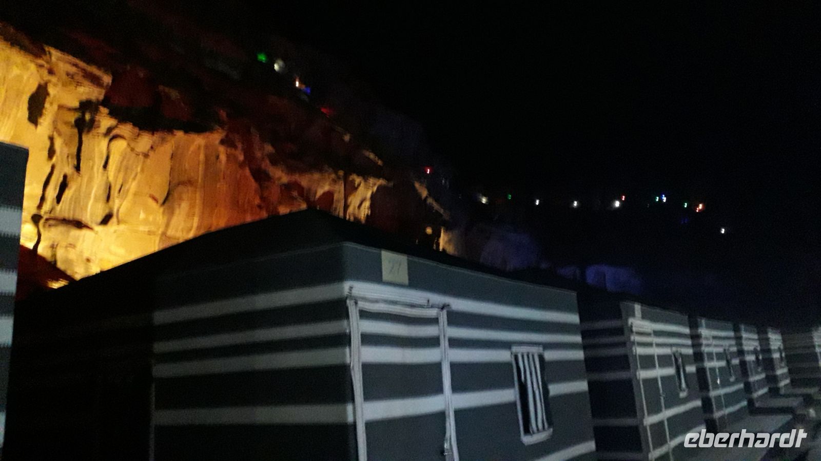 Space Village Luxury Camp im Wadi Rum bei Nacht