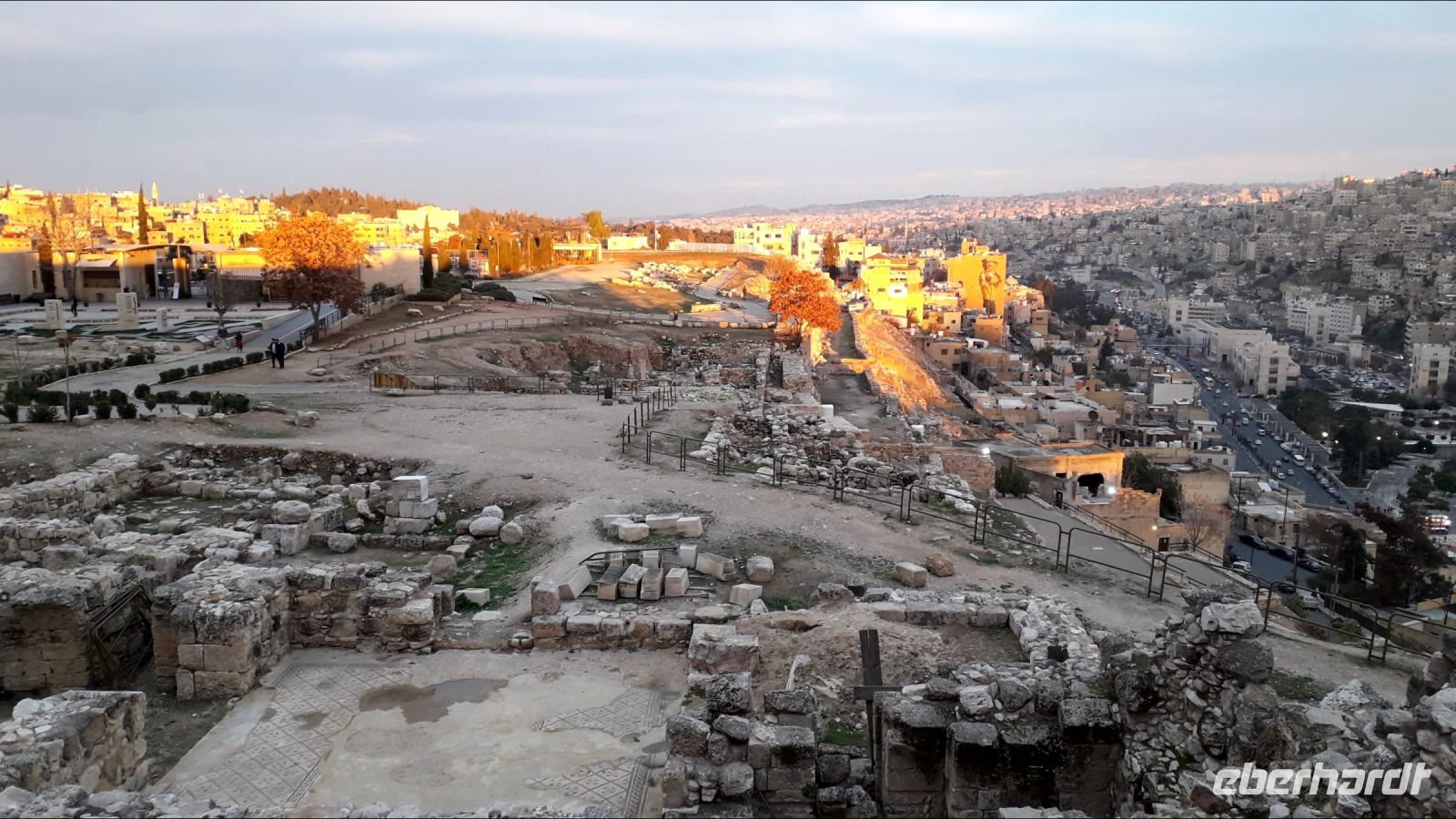 Die weiße Stadt beim Sonnenuntergang