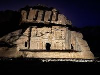 Das Obeliskengrab bei Nacht