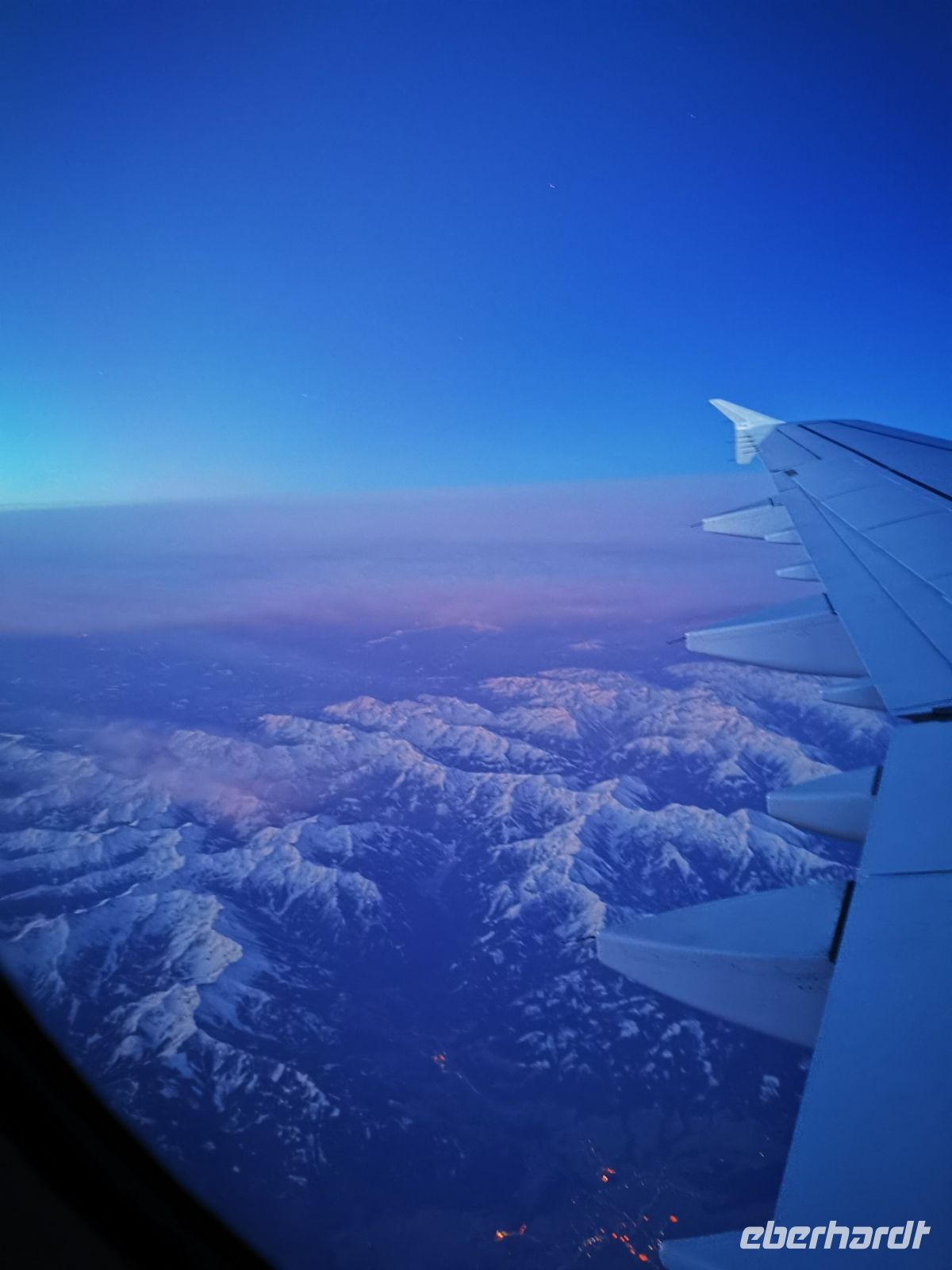 Tag 10 19.03.2023 Rückflug, Morgenröte über den Alpen 