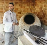 Hier wird noch mit Hand und im Holzofen das traditionelle Fladenbrot gebacken