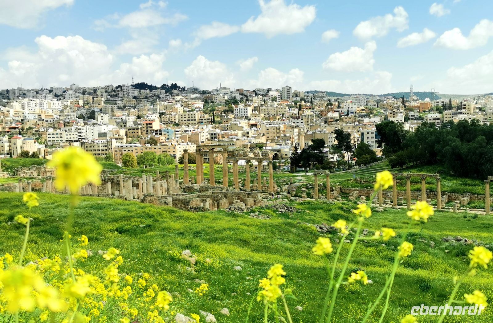 Blick auf Jerash, davor die antike römische Siedlung