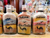 Beliebtes Souvenir, gefärbter Sand in Flaschen