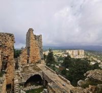 Burg von Ajlun, im Hintergrund die moderne Stadt