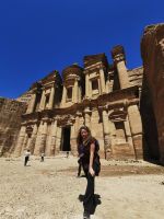 Simone vor der sogenannten Krypta in Petra