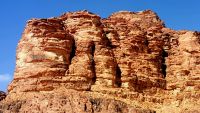 Faszinierende Felswand im Wadi Rum