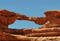 Eine natürliche Brücke im Wadi Rum
