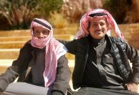 Zwei Jordanier in der Karawanserei vor dem Wadi