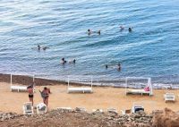 Man sollte nicht Baden, sondern eher Sitzen im Toten Meer sagen :-)