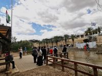 Taufstelle am Jordan und die israelische und jordanische Flagge auf einem Bild! 