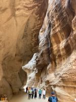 Ausführliche Rundreise im Königreich Jordanien - Der Weg durch den Siq in Petra