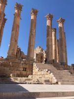 Ausführliche Rundreise im Königreich Jordanien - Die Eingangssäulen des Artemis-Tempels in Gerasa