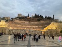 Ausführliche Rundreise im Königreich Jordanien - Vor dem römischen Theater in Amman