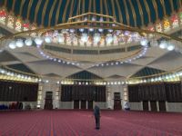 Ausführliche Rundreise im Königreich Jordanien -Im Gebetsraum der blauen Moschee
