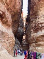 Ausführliche Rundreise im Königreich Jordanien - Der Weg durch den Siq in Petra