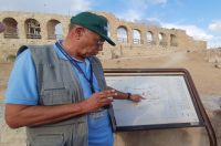 Jerash, Hussein erklärt am Lageplan die ausgegrabenen Gebäude