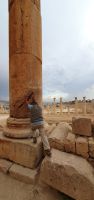 Jerash, Hussein bewegt eine Säule