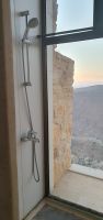 Dusche mit Ausblick im Dana Guesthouse
