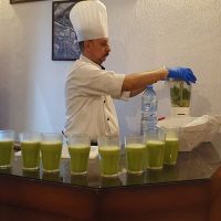 der Chefkoch bereitet frische Mintlimonade zu