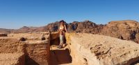 RBG Ria auf dem Hohen Opferplatz mit Jebel Aaron im Hintergrund