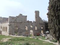 ... entstand die gewaltige Anlage