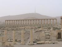 Kunstvolle Säulen zeigen, ...