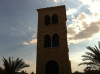 weiße Tauben im Kirchturm