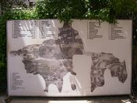 schwarz-weiße Palästinakarte vor der Kirche