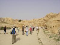 auf dem Weg zum Siq in Petra