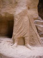 Unterleib eines Menschen im Siq in Petra