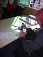 Postangestellte beim Abstempeln der Postkarten in Petra