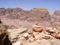 Steinhäufchen am Wegesrand