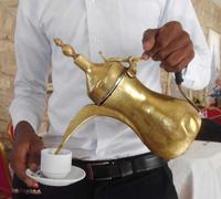 Kaffee wird kredenzt