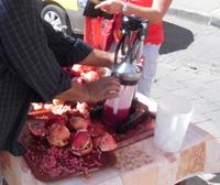 Pressen von Granatäpfeln