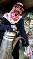 Arabischer Kaffee wird gereicht, stark, süß und mit Kardamom gewürzt