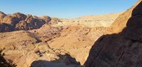 Blick auf Petra und das Beduinendorf