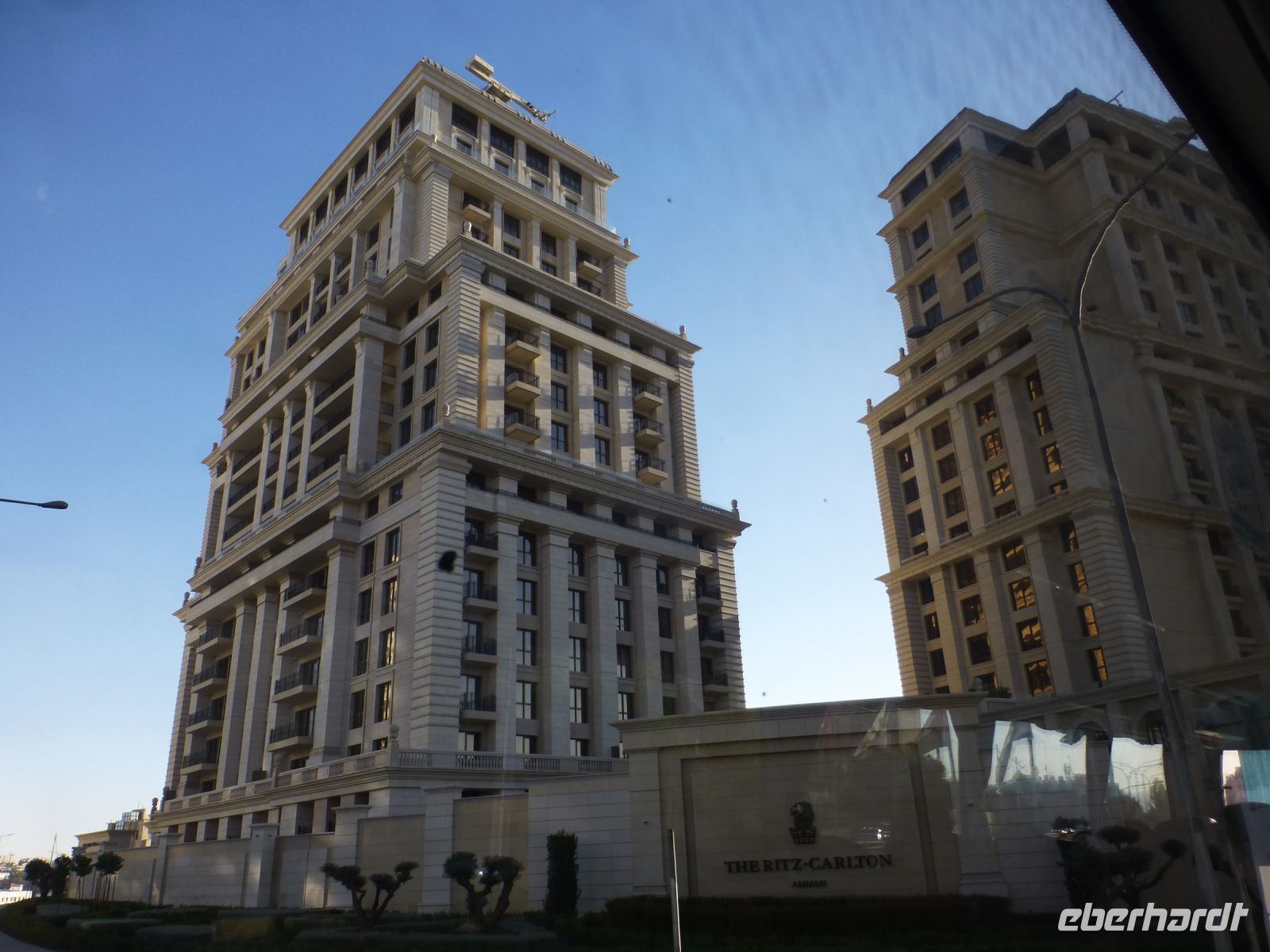Das noble Ritz-Carlton zeigt den westlich geprägten Baustil mit Balkonen sehr deutlich.