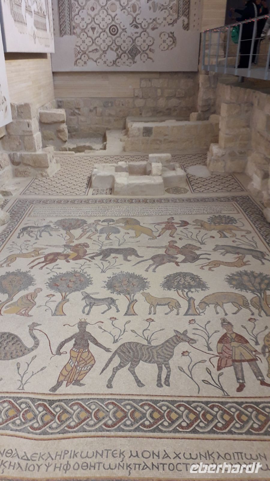 Der Mosaikboden in der Kirche