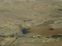 Der Stausee hält noch eine Pfütze fest. Der Arnon bildete in biblischer Zeit die Grenze zwischen Moab im Süden und des Reichs David im Norden.