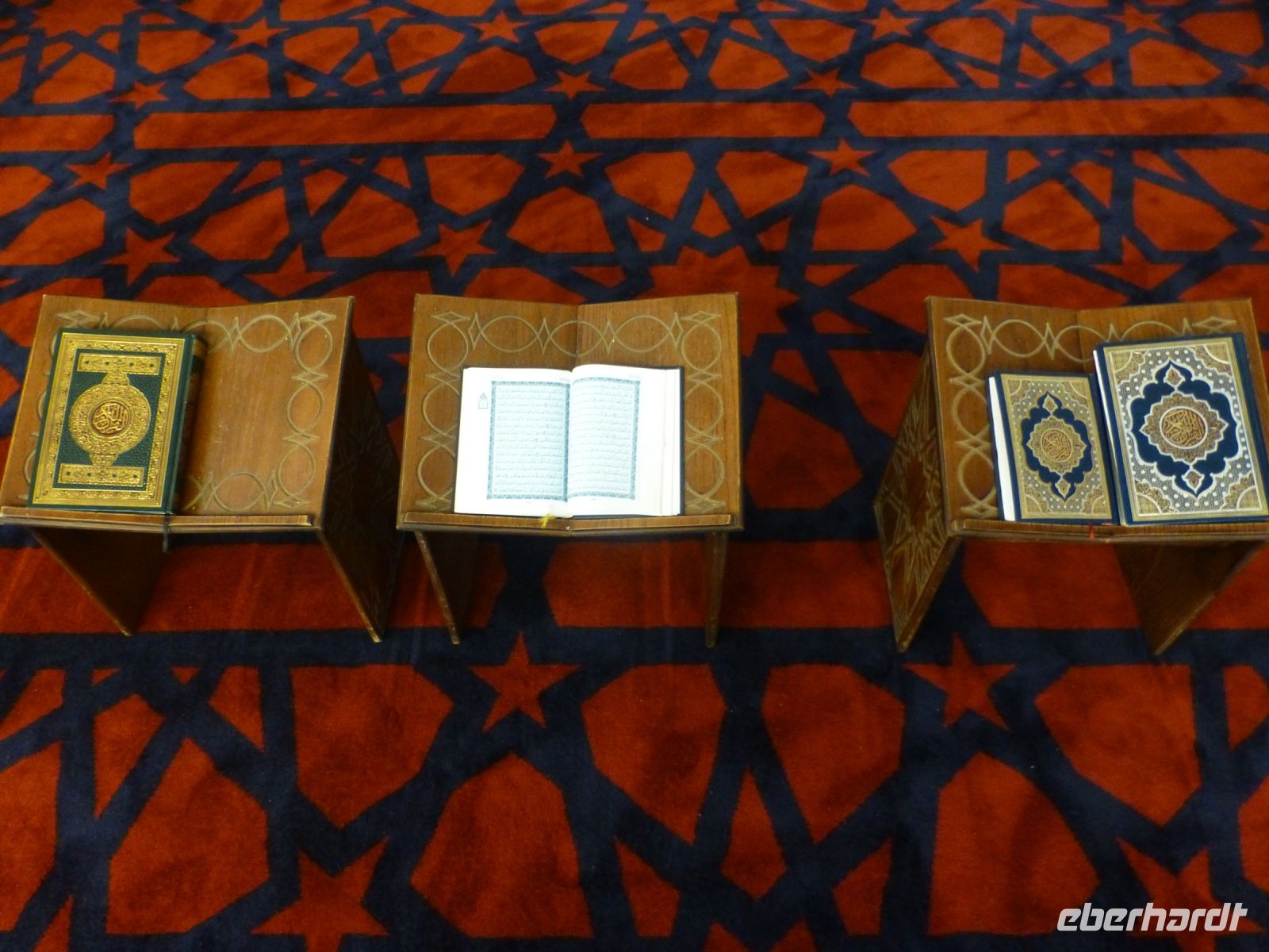 Der Teppich der Moschee ist prachtvoll und die Bücher liegen so, dass sie von rechts nach links gelesen werden können.