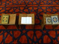 Der Teppich der Moschee ist prachtvoll und die Bücher liegen so, dass sie von rechts nach links gelesen werden können.