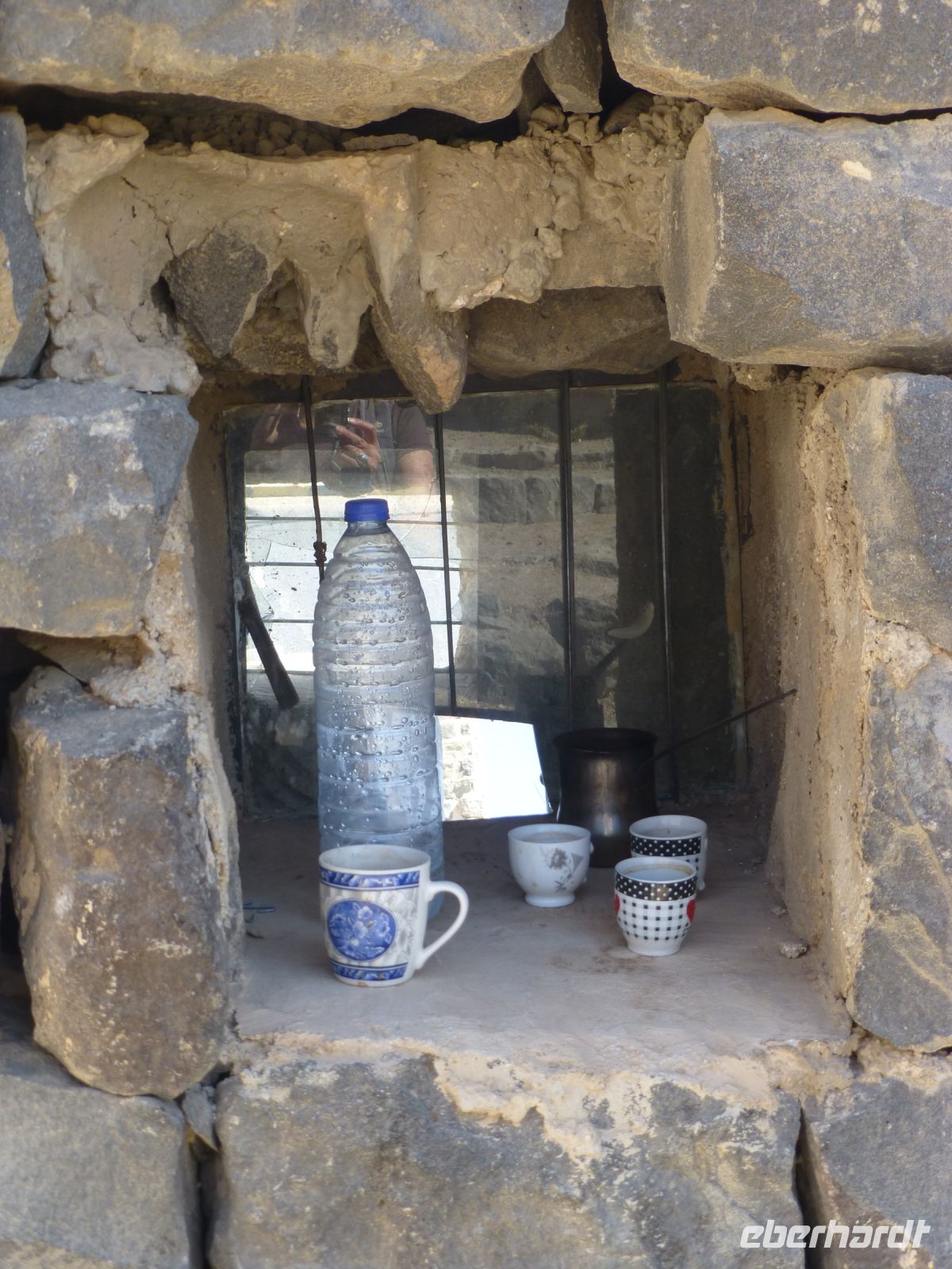 Die Getränke, die täglich eine Rolle spielen: stilles Wasser und Kaffee, stark, gesüßt und mit Kardamon versetzt. 