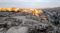 Die weiße Stadt beim Sonnenuntergang
