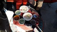 Hummus, Auberginencreme, etwas Salat, dazu verschiedene Saucen und das Fladenbrot