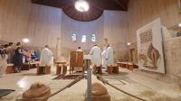 Jordanien, Berg Nebo, polnische Pilger feiern eine Messe in der Moseskirche